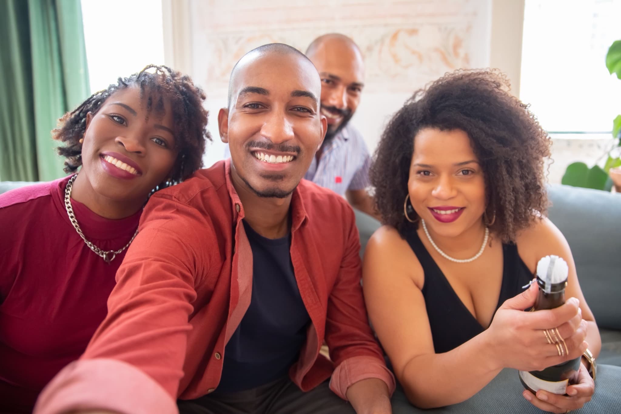 Membres de la famille réunis dans la bonne humeur